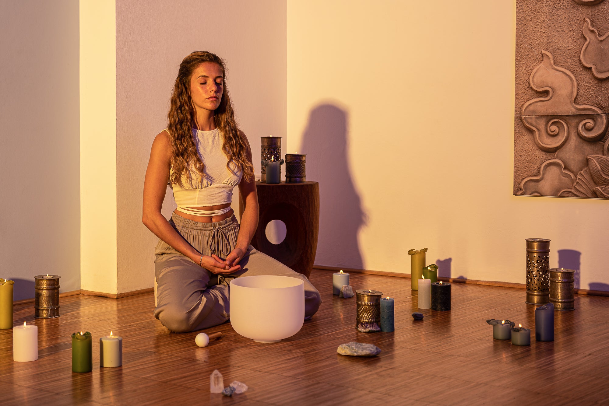 10" White-Frosted Crystal Singing Bowl, Note E4, Solar Plexus Chakra