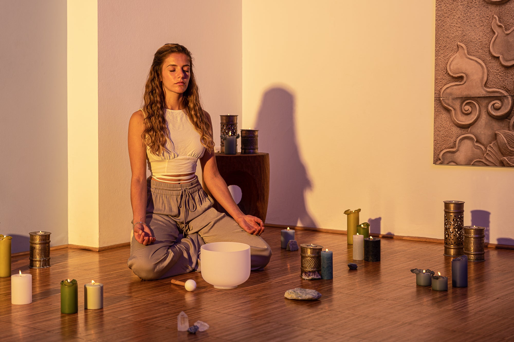 8" White-Frosted Crystal Singing Bowl, Note F4, Heart Chakra