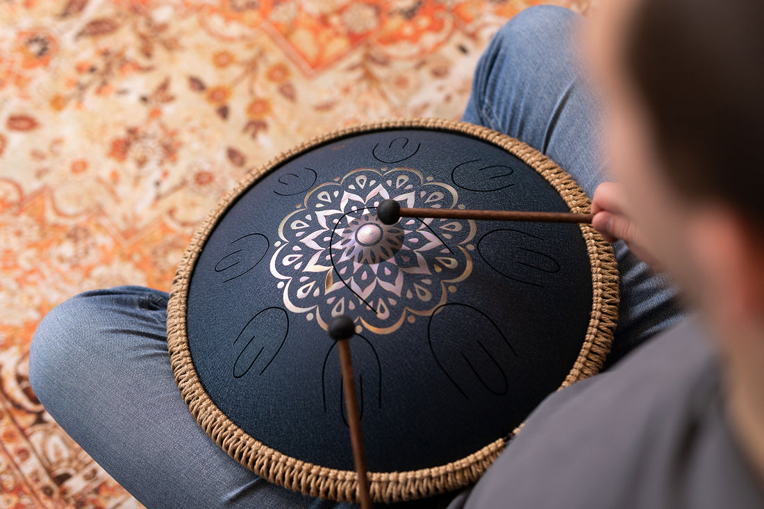 Tambor de lengüeta de acero de 16&quot; con octava, D Amara, diseño floral grabado a láser, azul marino